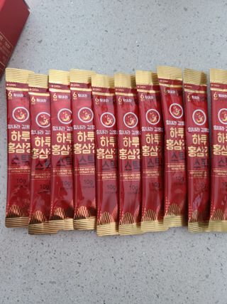 힘내라김홍삼 하루홍삼정스틱 10g x 10포 — 4점을 준 리뷰어가 2021년 4월 올린 사용 사진