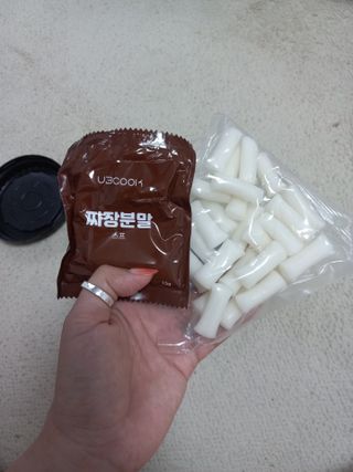 유비쿡 컵떡볶이 매운컵떡볶이2개/ 짜장컵떡볶이 2개  총 4개세트 — 5점을 준 리뷰어가 2021년 7월 올린 사용 사진