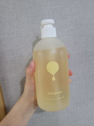 아미퓨어 두피 관리는 천연계면활성제와 함께 라이크 어 노푸 샴푸 — 2.5점을 준 리뷰어가 2021년 6월 올린 사용 사진