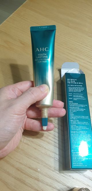 [NEW 탄력유턴 아이크림] AHC 유스 래스팅 리얼 아이크림 포 페이스 — 5점을 준 리뷰어가 2021년 1월 올린 사용 사진