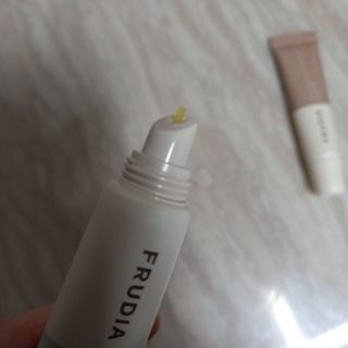 [후르디아] 올리브영 착한보습 비건 립버터 2종 — 5점을 준 리뷰어가 2022년 10월 올린 사용 사진