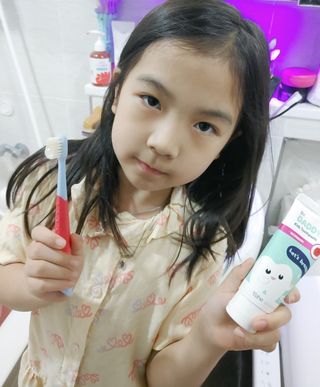 닥터데디스 안심저불소 키즈치약 (라즈베리, 청포도향 중 택 1) 60g +  여행용 미니 치약 15g — 5점을 준 리뷰어가 2022년 8월 올린 사용 사진