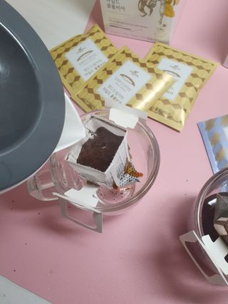 (주)쟈뎅 쟈뎅 클래스 핸드 드립 커피 10P 2종_디카페인 1종+랜덤 플레이버 1종 — 5점을 준 리뷰어가 2021년 4월 올린 사용 사진