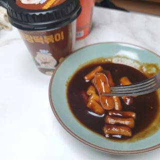 유비쿡 컵떡볶이 매운컵떡볶이2개/ 짜장컵떡볶이 2개  총 4개세트 — 5점을 준 리뷰어가 2021년 4월 올린 사용 사진