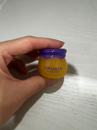 틱톡 [후르디아] 튼입술해결템 올리브영 블루베리 하이드레이팅 허니 립밤 — 4점을 준 리뷰어가 2023년 10월 올린 사용 사진