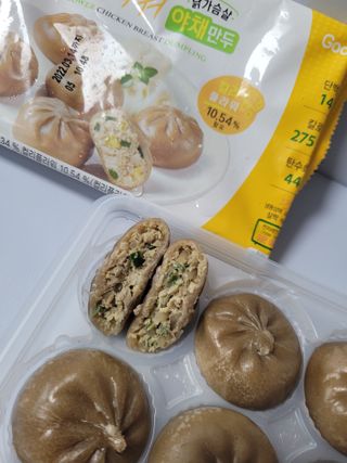 로드몰 [굽네] 컬리플라워 닭가슴살 만두 2종 6팩 — 4점을 준 리뷰어가 2021년 10월 올린 사용 사진