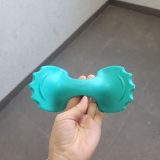 힐니스북 [힐마이넥]   거북목 통증완화를 위한 휴대용 목 안마기 — 5점을 준 리뷰어가 2022년 12월 올린 사용 사진