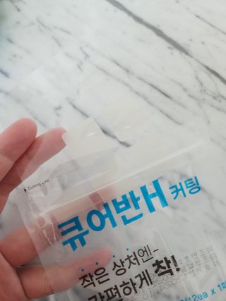 [큐어반H 커팅] 간편하게 떼서 쓰는 자외선차단 습윤밴드 (1팩/30매입) — 5점을 준 리뷰어가 2022년 11월 올린 사용 사진