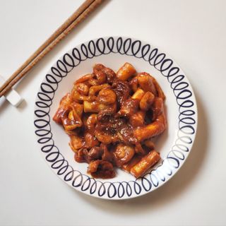 화끈한녀석들 새오똥400g 새우,오징어,똥집 볶음요리 소스,밀떡, 참기름 포함 — 5점을 준 리뷰어가 2022년 11월 올린 사용 사진