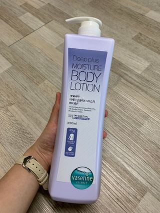 [과일나라] 바세린 모이스처 바디로션 1000ml 2종 — 5점을 준 리뷰어가 2021년 10월 올린 사용 사진