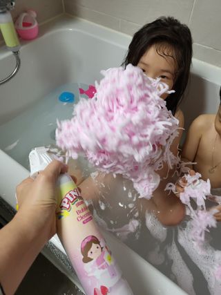 주식회사 권브라더스 [권브라더스] 목욕놀이 필수템, 핑키공주 유아버블클렌저 300ml 대용량 몽글몽글 구름 속 딸기향 — 5점을 준 리뷰어가 2022년 1월 올린 사용 사진