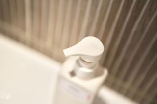 로우퀘스트 베리어 인핸싱 클렌저 190ml — 5점을 준 리뷰어가 2023년 11월 올린 사용 사진