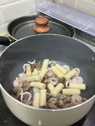 화끈한녀석들 새오똥400g 새우,오징어,똥집 볶음요리 소스,밀떡, 참기름 포함 — 5점을 준 리뷰어가 2022년 11월 올린 사용 사진