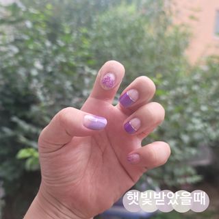 [네일가게] 햇빛에 닿으면 색이 변하는 신기한 햇살 반전 네일스티커 — 4.5점을 준 리뷰어가 2021년 8월 올린 사용 사진