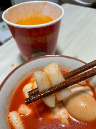 유비쿡 컵떡볶이 매운컵떡볶이2개/ 짜장컵떡볶이 2개  총 4개세트 — 5점을 준 리뷰어가 2021년 2월 올린 사용 사진
