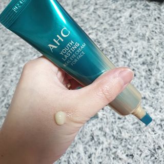 [NEW 탄력유턴 아이크림] AHC 유스 래스팅 리얼 아이크림 포 페이스 — 5점을 준 리뷰어가 2021년 4월 올린 사용 사진