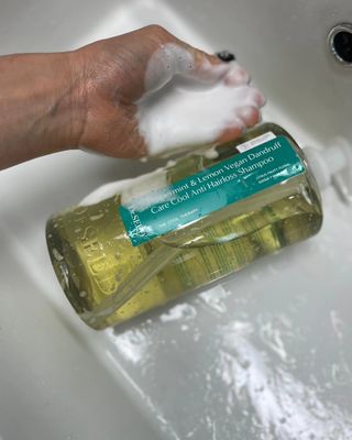 닥터시드 페퍼민트 앤 레몬 비건 비듬케어 쿨 탈모 샴푸 (1000ml) — 5점을 준 리뷰어가 2024년 2월 올린 사용 사진