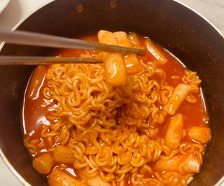 더밥  고추마녀 라볶이 +  나이스미 무설탕 현미후레이크 — 5점을 준 리뷰어가 2021년 10월 올린 사용 사진