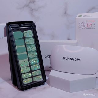 데싱디바 글레이즈 젤네일 스노쿨링 네일_5종 중 택 1 — 2.5점을 준 리뷰어가 2021년 8월 올린 사용 사진
