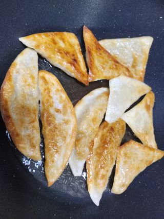 (주)성경순만두 곤약만두.콘치즈만두,삼각당면만두,당면 야끼만두,대구전통 납작만두,떡뽁이 매콤소스,달콤소스 — 5점을 준 리뷰어가 2023년 6월 올린 사용 사진
