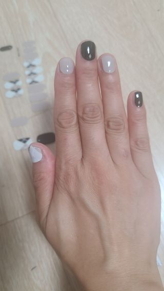 [네일가게] 햇빛에 닿으면 색이 변하는 신기한 햇살 반전 네일스티커 — 5점을 준 리뷰어가 2021년 8월 올린 사용 사진