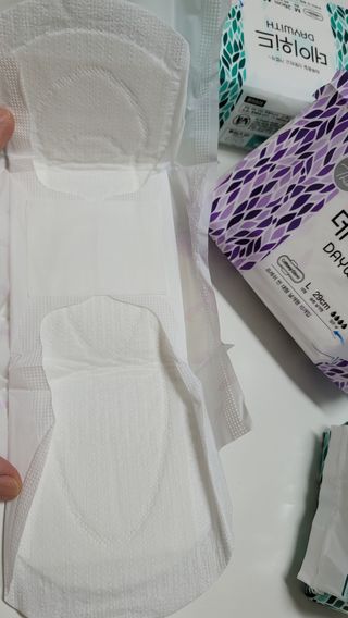 나무드 [데이위드] 국내생산 생리대 가벼운 초 슬림핏 프레쉬 씬 순면커버 생리대 10개입X1팩 — 5점을 준 리뷰어가 2021년 10월 올린 사용 사진