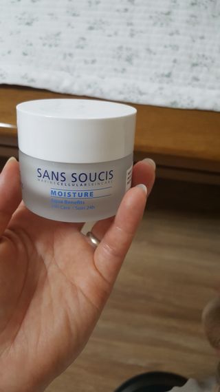 산수시 아쿠아 베네핏 24h 수부지 물광 속건조 수분크림 50ml — 5점을 준 리뷰어가 2021년 7월 올린 사용 사진