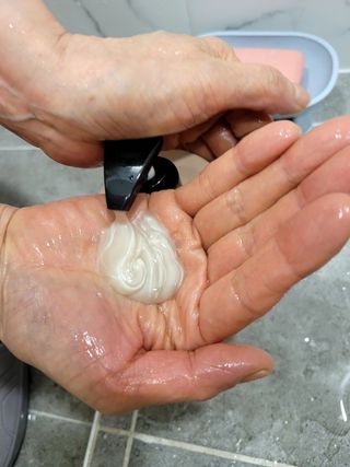 프리마인 더이상 뻣뻣하고 효과없는 탈모샴푸는 NO. 근본부터 케어하는 셀베이스 그린티샴푸(500ml) — 4점을 준 리뷰어가 2023년 3월 올린 사용 사진