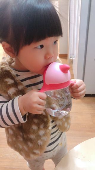 유비맘 트라이탄 코니빨대컵_컬러 랜덤 발송 — 5점을 준 리뷰어가 2021년 1월 올린 사용 사진