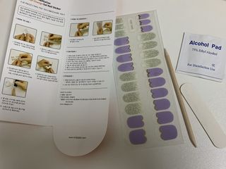 [네일가게] 햇빛에 닿으면 색이 변하는 신기한 햇살 반전 네일스티커 — 4점을 준 리뷰어가 2021년 8월 올린 사용 사진