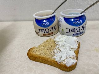 매일바이오 그릭요거트 오리지널 플레인 4개, 로스터리 커피믹스 4개 — 5점을 준 리뷰어가 2021년 12월 올린 사용 사진