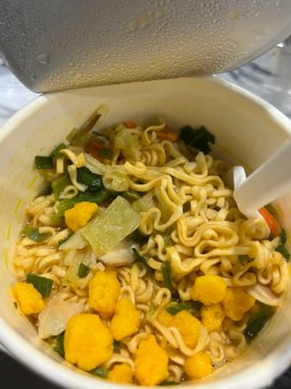 NISSIN 닛신 컵누들  4종 - 씨푸드오리지날, 씨푸드 스파이시, 씨푸드 커리, 씨푸드 XO소스 — 3.5점을 준 리뷰어가 2023년 2월 올린 사용 사진