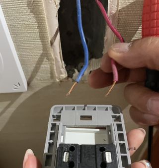 아카라 조명 스위치를 누워서 끄는 방법 (스마트 조명 스위치 2구 + 무선 리모트 스위치 1구 T1, 스마트 허브 E1) — 5점을 준 리뷰어가 2021년 12월 올린 사용 사진
