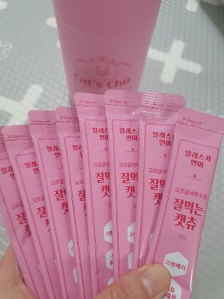 페페로니 잘 먹는 캣츄 - 알래스카 연어 24개입 — 5점을 준 리뷰어가 2021년 7월 올린 사용 사진