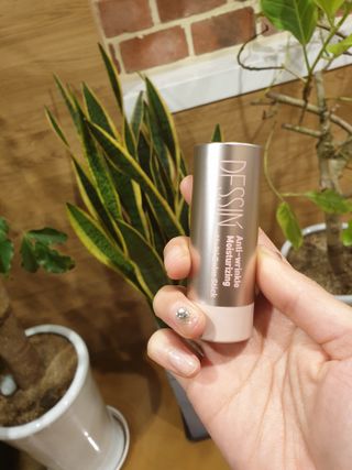 바르는뷰티 데생멀티밤 식물유래성분 97 저분자콜라겐 피부수분 미백 주름개선 멀티밤스틱 — 5점을 준 리뷰어가 2021년 10월 올린 사용 사진