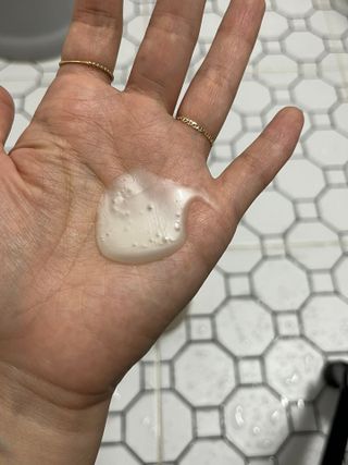 프리마인 더이상 뻣뻣하고 효과없는 탈모샴푸는 NO. 근본부터 케어하는 셀베이스 그린티샴푸(500ml) — 5점을 준 리뷰어가 2023년 1월 올린 사용 사진