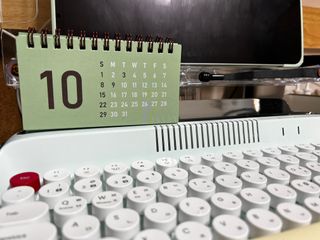 리훈 2024년달력 언더모니터 미니 탁상달력 — 5점을 준 리뷰어가 2023년 10월 올린 사용 사진