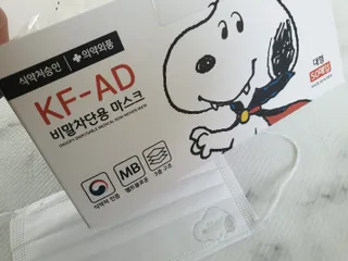 JHWORLD 스누피 마스크 정품 스누피 KF-AD 국내 비말차단 아동용 성인용 일회용 덴탈마스크 50매 — 5점을 준 리뷰어가 2021년 8월 올린 사용 사진
