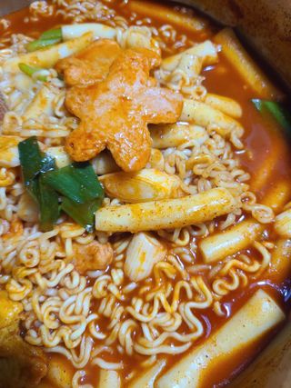 빨간키트 떡볶이 밀키트 2~3인분 매운맛 국물 떡볶이 만들기 쉬운 황금 레시피 분말 소스로 간편한 요리 — 5점을 준 리뷰어가 2021년 10월 올린 사용 사진