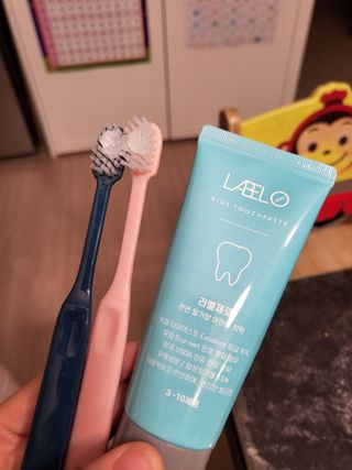 치과에서 쓰는 치약 _ 라벨제로 저불소 꼬마, 키즈, 유아, 베이비, 주니어 안전한 어린이치약 — 5점을 준 리뷰어가 2022년 10월 올린 사용 사진