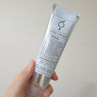 올리브 오일 스킨케어 컴퍼니 [OOSC] 보송보송한 내추럴리 너리시드 핸드크림 125ml — 5점을 준 리뷰어가 2021년 5월 올린 사용 사진