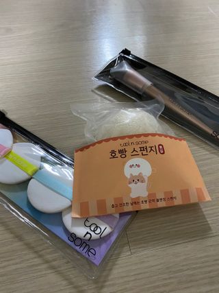 [툴앤썸] 메이크업 브러시로 바르고 호빵 스펀지로 클렌징하는 A-Z 뷰티툴 5종 — 5점을 준 리뷰어가 2021년 1월 올린 사용 사진