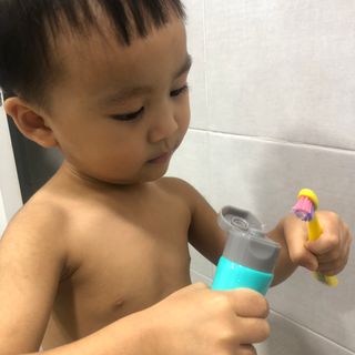 치과에서 쓰는 치약 _ 라벨제로 저불소 꼬마, 키즈, 유아, 베이비, 주니어 안전한 어린이치약 — 5점을 준 리뷰어가 2022년 11월 올린 사용 사진