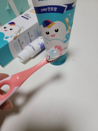 닥터데디스 안심불소 튼튼치약(청포도, 민트 중 택 1) 60g + 여행용 미니 치약 15g — 5점을 준 리뷰어가 2022년 7월 올린 사용 사진