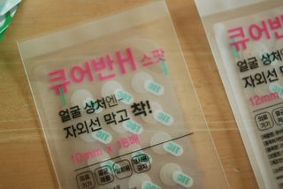[큐어반H 스팟] 자외선 99프로 차단되는 스틱타입 스팟밴드(1팩 / 66매입) — 5점을 준 리뷰어가 2022년 11월 올린 사용 사진