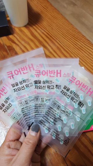 [큐어반H 스팟] 자외선 99프로 차단되는 스틱타입 스팟밴드(1팩 / 66매입) — 5점을 준 리뷰어가 2023년 1월 올린 사용 사진