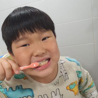 치과에서 쓰는 치약 _ 라벨제로 저불소 꼬마, 키즈, 유아, 베이비, 주니어 안전한 어린이치약 — 5점을 준 리뷰어가 2023년 1월 올린 사용 사진