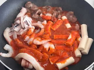 화끈한녀석들 새오똥400g 새우,오징어,똥집 볶음요리 소스,밀떡, 참기름 포함 — 5점을 준 리뷰어가 2022년 12월 올린 사용 사진