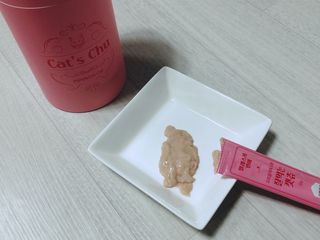 페페로니 잘 먹는 캣츄 - 알래스카 연어 24개입 — 5점을 준 리뷰어가 2021년 7월 올린 사용 사진