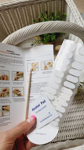 [네일가게] 햇빛에 닿으면 색이 변하는 신기한 햇살 반전 네일스티커 — 3점을 준 리뷰어가 2021년 8월 올린 사용 사진